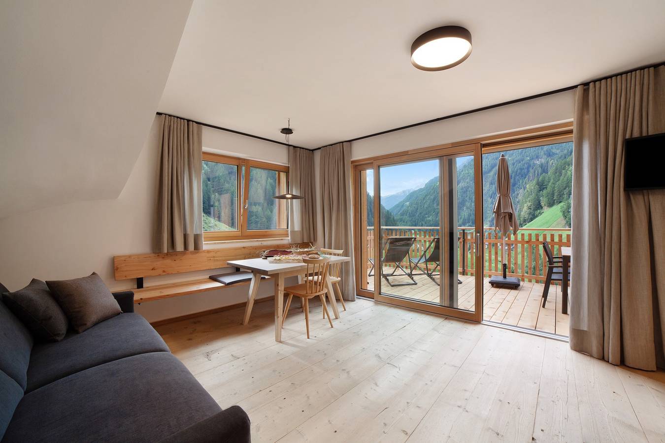 Ganze Wohnung, Ferienwohnung 'Herrischner 2' mit Bergblick, privater Terrasse und Wlan in Stubaier Alpen, Moos in Passeier
