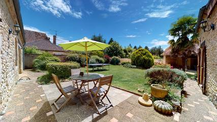 Gîte pour 15 personnes, avec balcon ainsi que piscine et jardin à Journiac