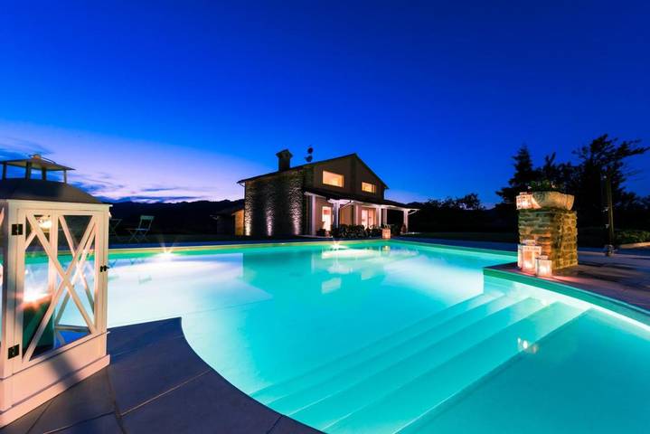 Location de vacances pour 5 personnes, avec balcon et piscine à Sant'Angelo in Vado