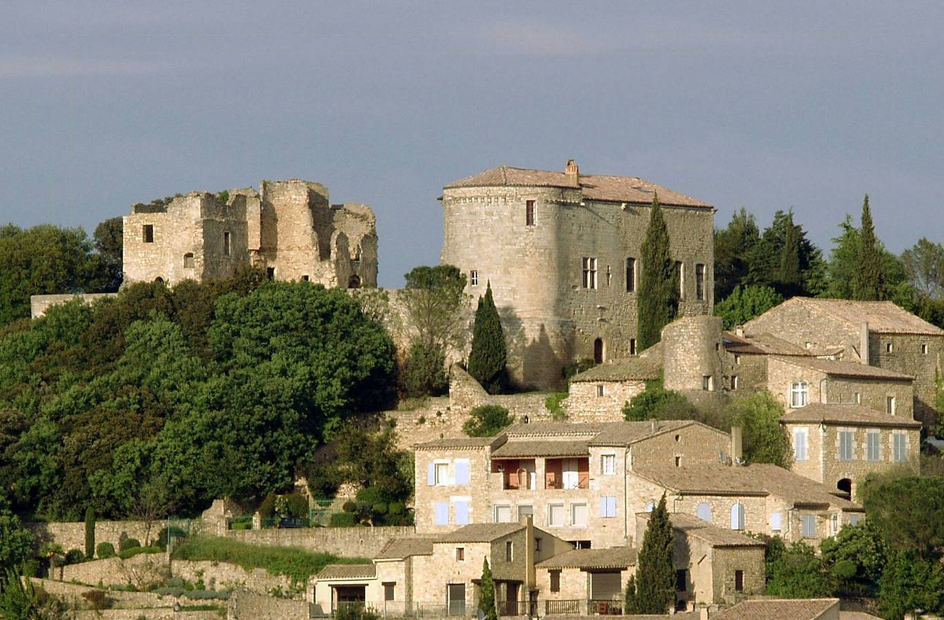 Künstlerchâteau mit Ruinen im Departement Gard in Vénéjan, Nimes und Umgebung