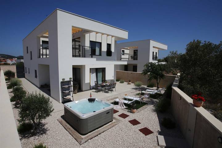 Villa for 6 people, with Balcony and Terrace as well as Hot tub and Garden in Tisno