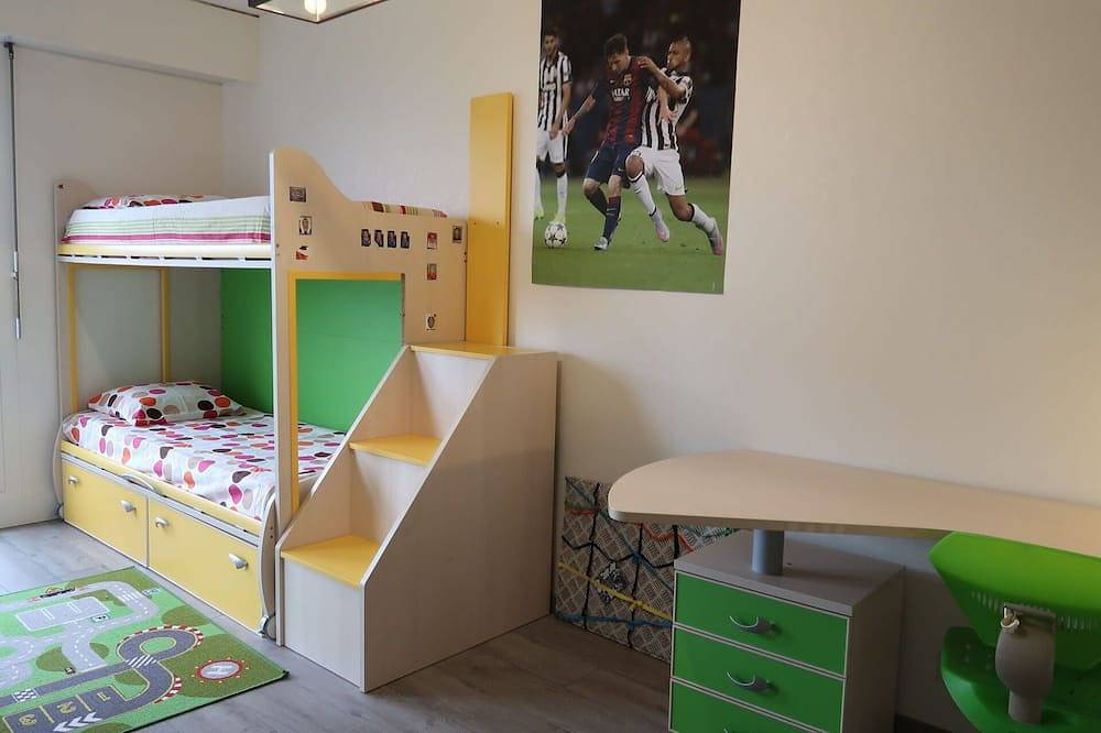 Entire apartment, Lovely apartment for 6 guests with Wifi, pool, Tv, balcony, panoramic view and parking in Genève, Lake Geneva