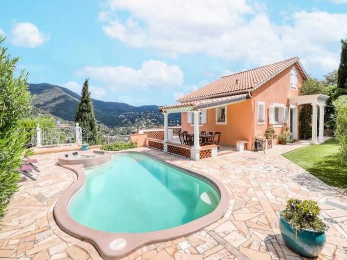 Location de vacances pour 10 personnes, avec jardin ainsi que balcon et piscine, adapté aux familles dans Le Lavandou