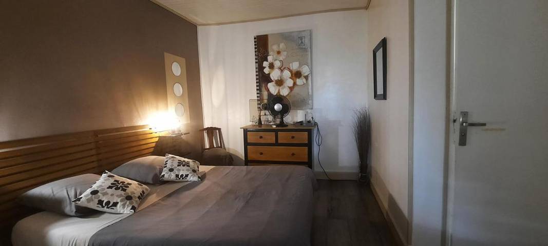 Location de vacances pour 2 personnes, avec piscine ainsi que jacuzzi et jardin à Anzex