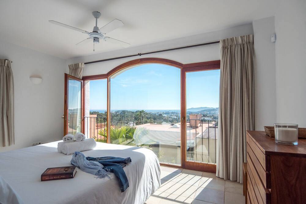 Villa con piscina y espectaculares vistas cerca de Ibiza y la playa in Santa Eulària des Riu, Ibiza Este