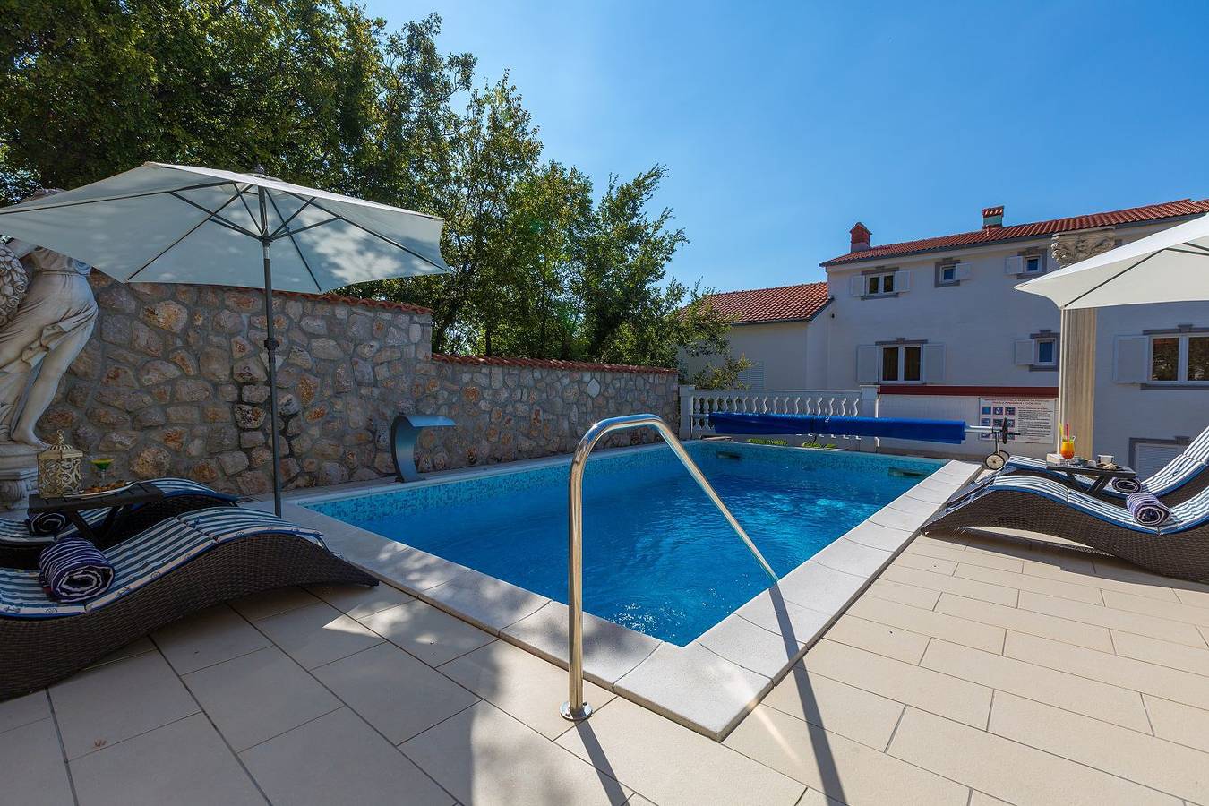 Ganze Wohnung, Reizendes Apartment nur 700 Meter zum Strand mit Meerblick, Pool, Bbq, Wifi in Crikvenica, Primorje-Gorski Kotar