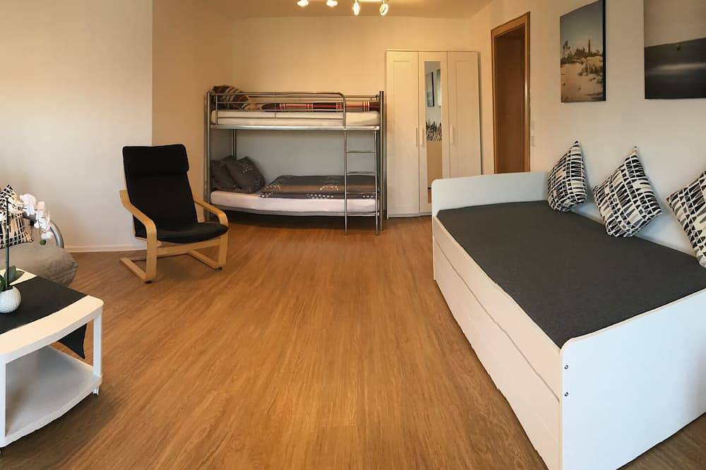 Ganze Wohnung, Moderne 2 Zimmer Ferienwohnung, ca. 70qm mit Terrasse und Garten, Wifi in Mühlhausen-Ehingen, Hegau