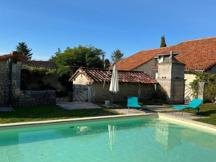Location de vacances pour 10 personnes, avec terrasse et piscine à Saint-Paul-Lizonne