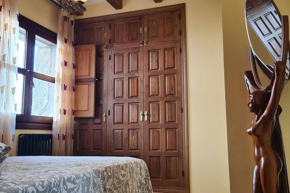 Chalet 'Tu Capricho' with Mountain View, Wi-Fi and Air Conditioning in Piedralaves, Ávila Region