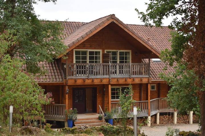 Location de vacances pour 2 personnes, avec Balcon et Terrasse ainsi que Jardin et Piscine à Autoire