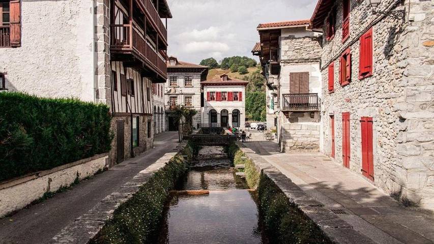 Location de vacances pour 10 personnes, avec jacuzzi et balcon à Lesaka - 2