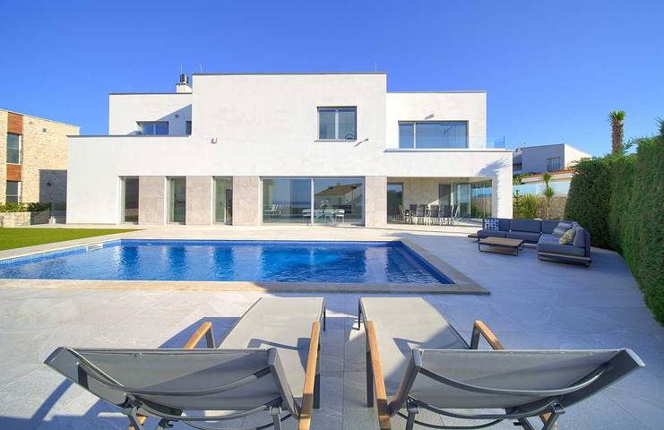 Villa pour 8 personnes, avec Balcon/Terrasse et Terrasse ainsi que Jardin et Piscine en Croatie