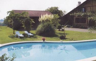 Gîte pour 6 personnes, avec jardin ainsi que piscine et terrasse à Sorbets