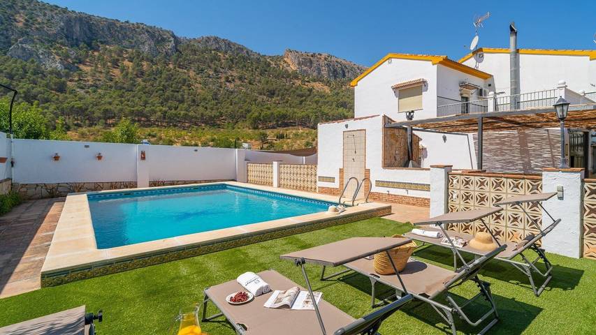 Casa rural para 12 personas, con balcón/terraza y piscina en Cuevas de San Marcos