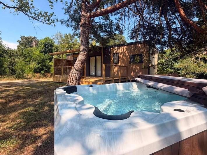 Camping pour 6 personnes, avec Jacuzzi et Terrasse