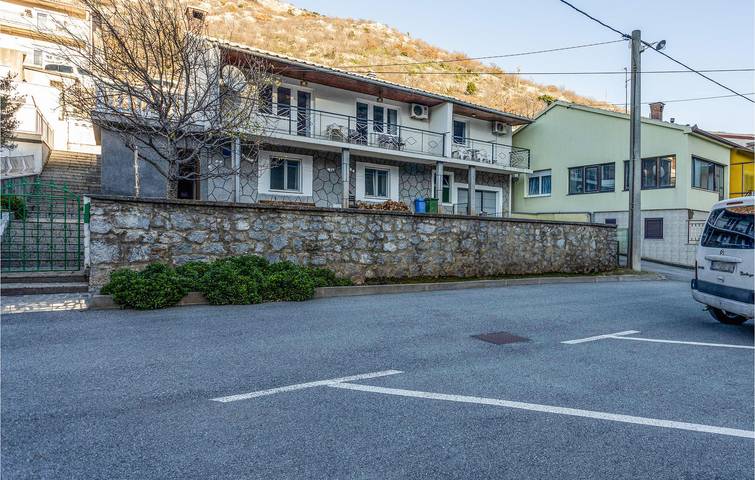 Ganze Ferienwohnung, Gemütliche Ferienwohnung mit Terrasse und Blick ins Grüne, 1 km vom Strand entfernt in Senj, Kvarner Festland