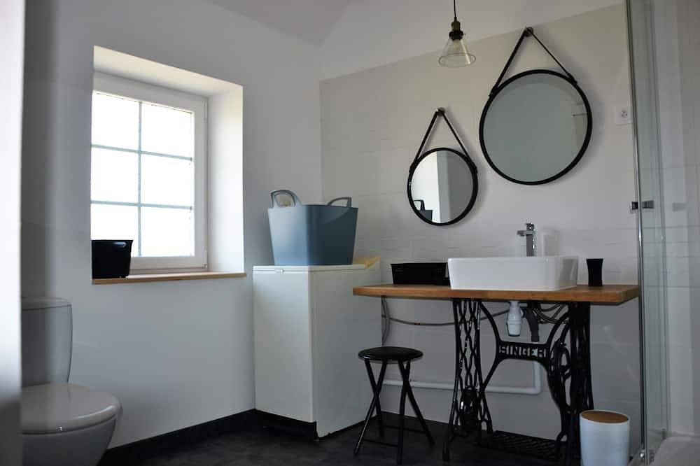 Penty, ideal for couple, 500 m from sea, Gr 34, 1km from Voie Verte (bicycle path) in Camaret-sur-Mer, Iroise