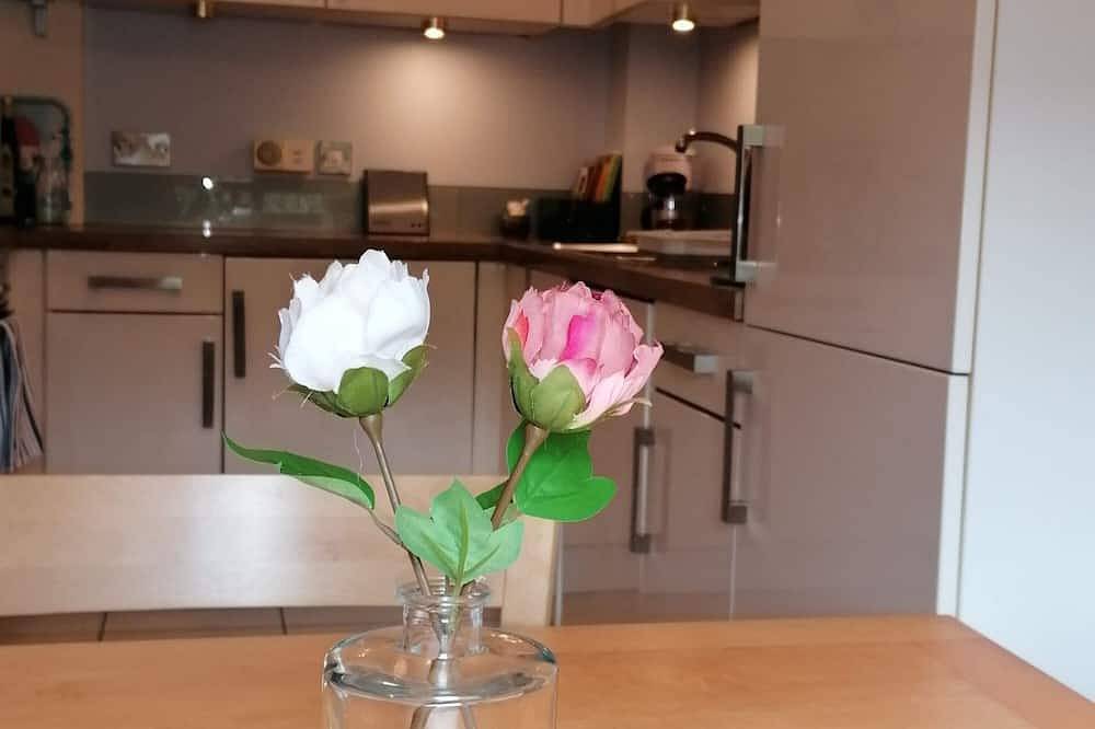 Stylish, spacious, 2 bed Malahide apartment with sea view from bedroom in Malahide, Fingal