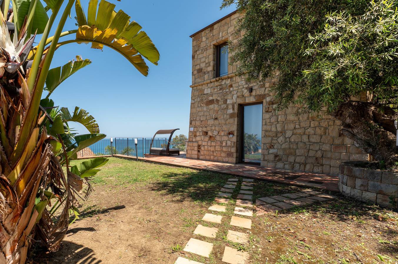 Entire apartment, Apartment 'Terra' with Shared Pool, Wi-Fi and Air Conditioning in Cefalù, Cefalù (Municipality)