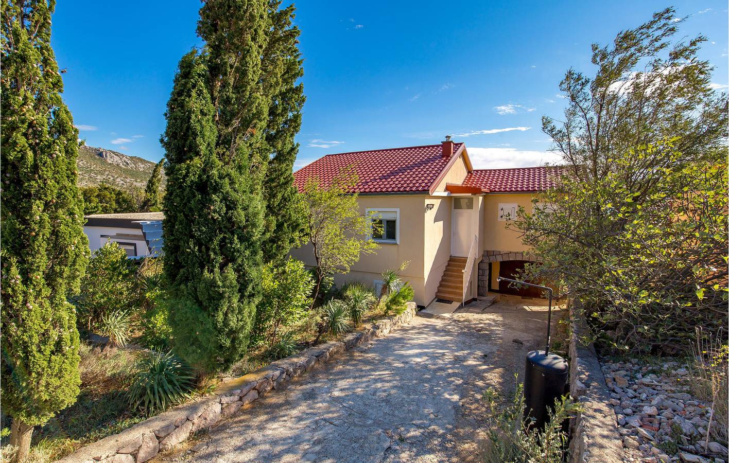 Ganze Ferienwohnung, Apartment am Meer mit Terrasse, WLAN und Parkplatz in der Nähe der Küste und von Restaurants in Cesarica, Naturpark Velebit