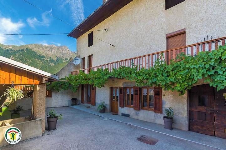 Location de vacances pour 6 personnes, avec Jardin à Valbonnais