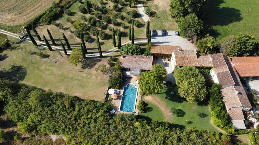 Maison d’hôte pour 12 personnes, avec piscine ainsi que jardin et vue