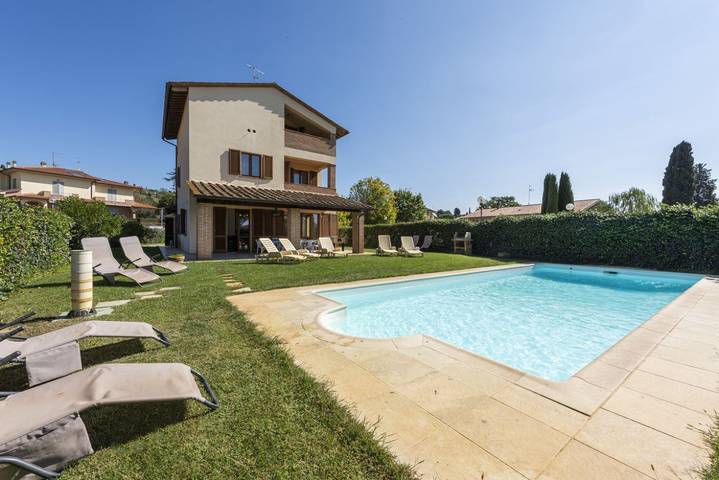 Casa vacanza per 12 persone, con Balcone/Terrazza e Giardino nonché Piscina a Lucignano