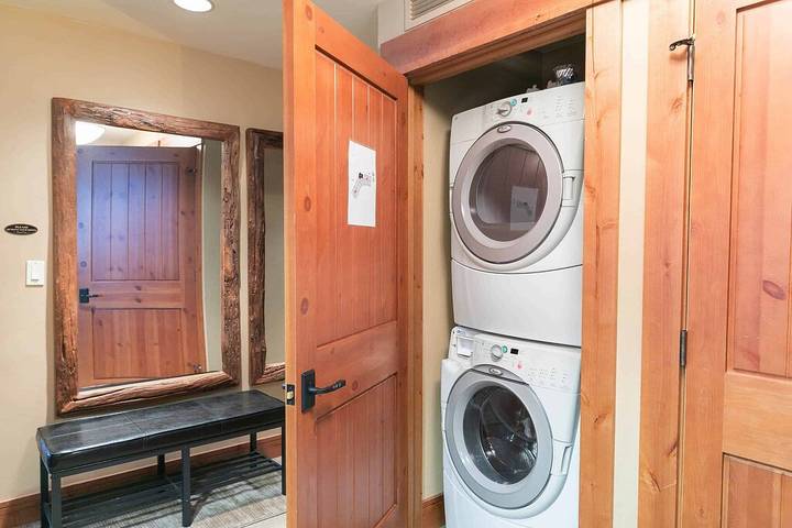 Vacation apartment for 8 people, with terrace and pool as well as hot tub by Lake Tahoe