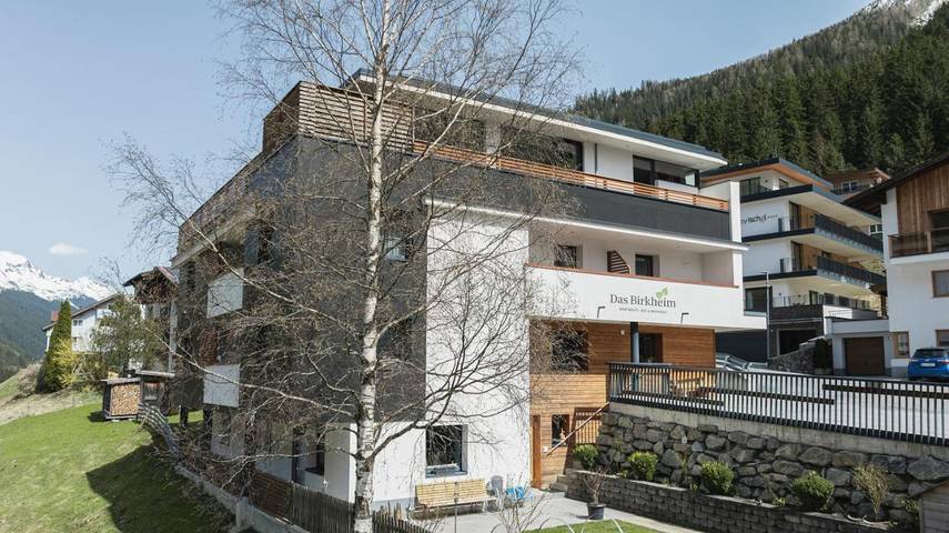 BnB für 8 Personen, mit Balkon und Terrasse sowie Garten und Ausblick in Ischgl