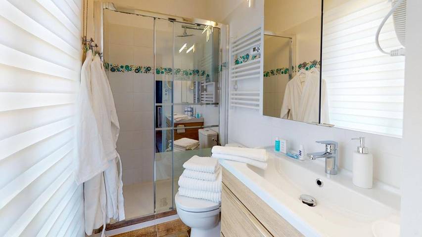 Maison d’hôte pour 2 personnes, avec sauna et jardin ainsi que piscine et vue à Fréjus - 4