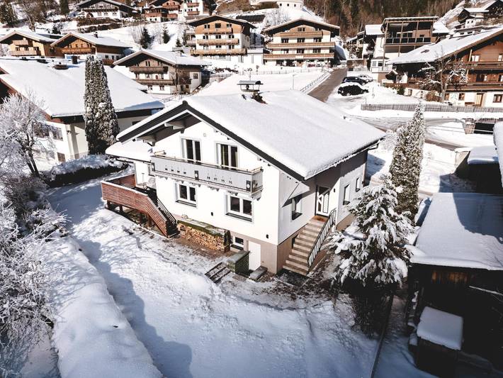 Ferienwohnung für 5 Personen, mit Balkon und Terrasse sowie Garten und Pool