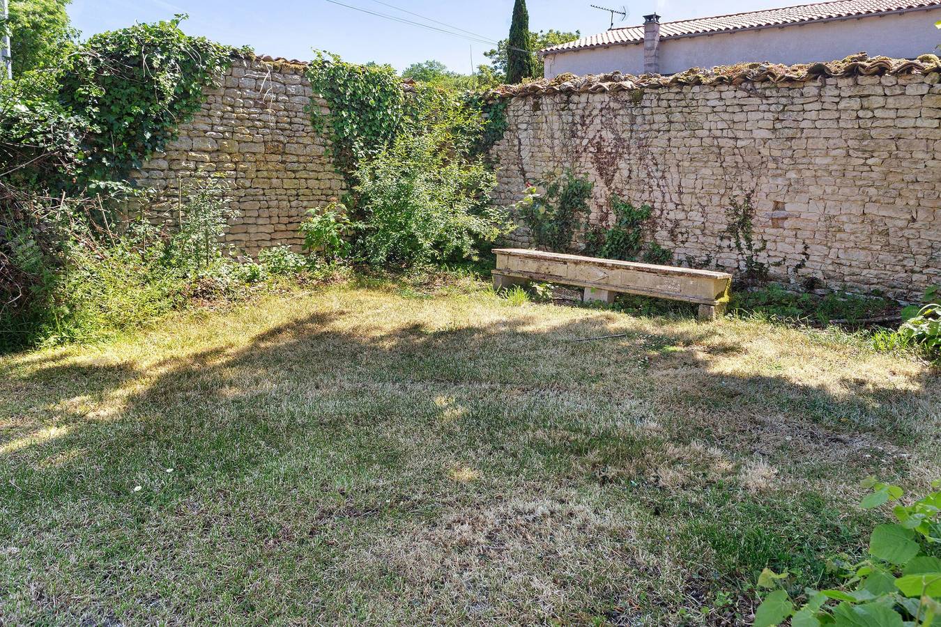 Gästezimmer „Chambres À L'étage“ mit Terrasse, gemeinsamem Garten und Wlan in Loiré-sur-Nie, Saint-Jean-d'Angély und Umgebung