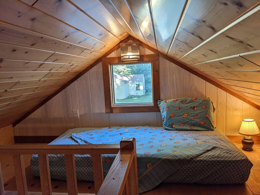 Arnolds Park Cabin with kayaks, bikes, and golf cart in Arnolds Park, Dickinson County