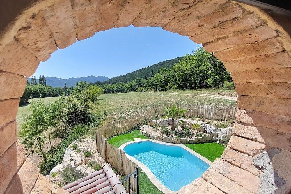 Gîte Les Peyrières with swimming pool/pétanque/ping-pong, ideal for families/friends in Dieulefit, Nyons region