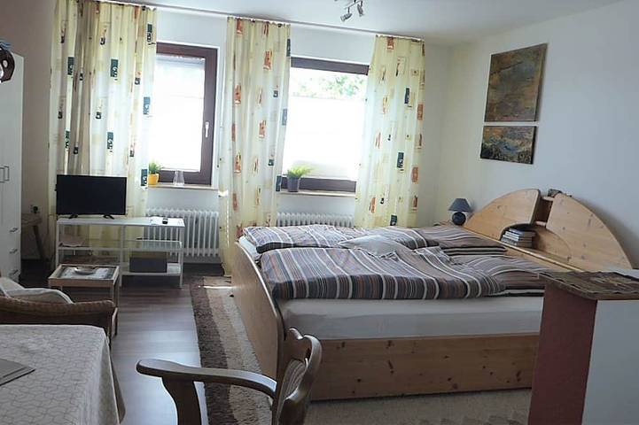 Ferienwohnung für 2 Personen, mit Pool und Garten in Schömberg