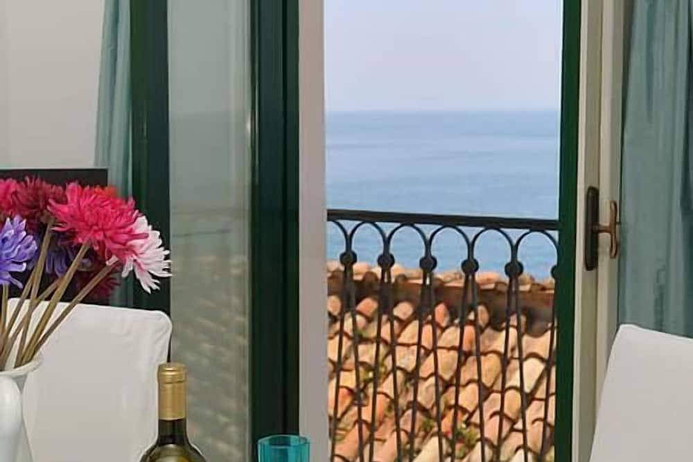 Entire apartment, Ciliegia by Amalfivacation.it - Sea View, Few Steps from the Beach in Minori, Amalfi Coast