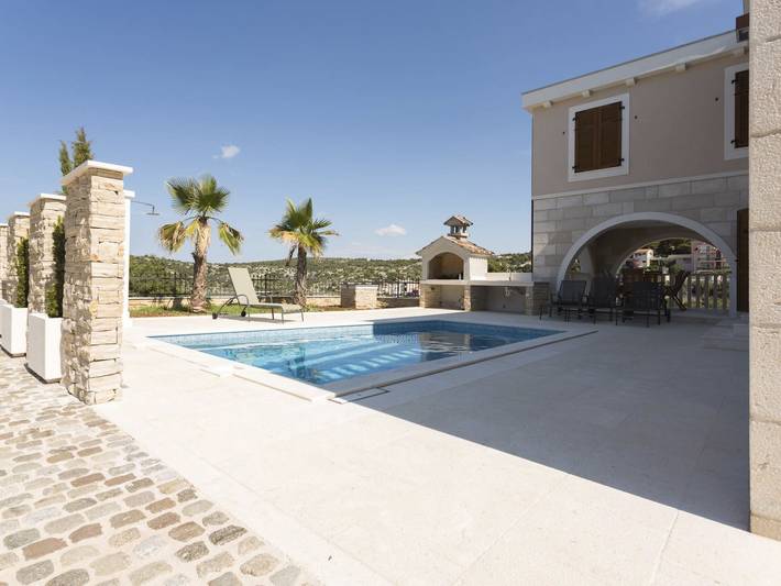 Ferienhaus für 4 Personen, mit Balkon und Terrasse sowie Garten und Pool in Marina