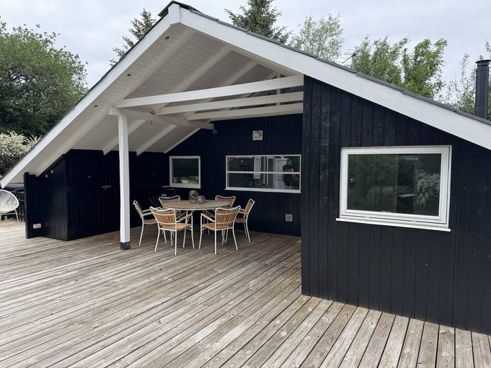 Feriehus for 6 personer, med have og søudsigt samt terrasse, husdyr tilladt - 1