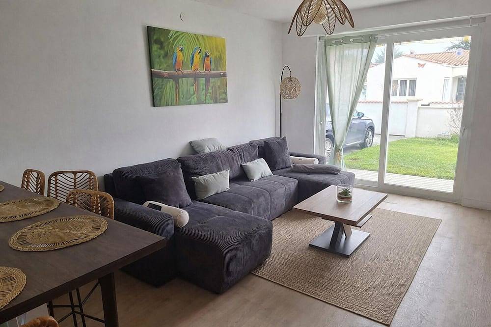 Very Well Located In A Quiet Area in Marennes, Côte de Beauté