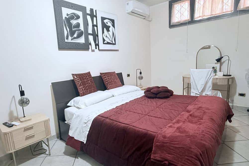 Entire apartment, Cozy apartment that can accommodate up to 6 people, located in an independent villa with garden. The apartment is 900 meters from the Circumvesuviana for Naples-Pompei-Sorrento, perfect for traveling in the area and reaching all points of interest. Also in San Giorgio a Cremano, Vesuvio National Park