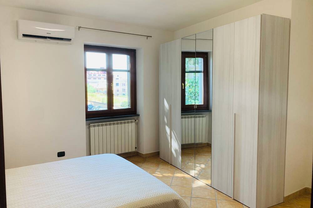 Detached cottage within walking distance of the sea. Ideal for families or several people. in Torre del Greco, Vesuvio National Park