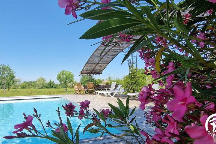 Location de vacances pour 10 personnes, avec piscine et jardin à Giroussens