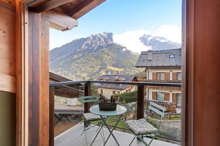 Appartamento intero, Appartamento "Aria di Casa Reit" con vista montagne, giardino in comune e Wi-Fi in Piatta (Valdisotto), Valdisotto