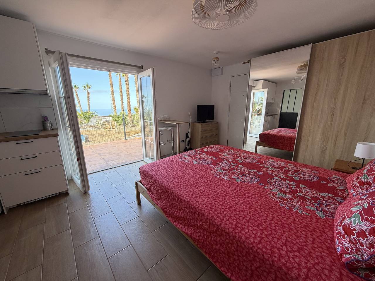Estudio entero, Estudio vacacional 'Finca BelgoRana' con vistas al mar, terraza privada y Wi-Fi in Guía de Isora, Tenerife Sur