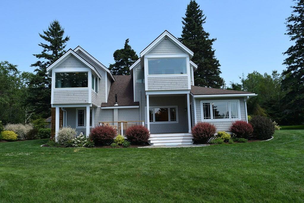 Elegant oceanfront home on Bass Harbor close to Acadia National Park in Tremont, Acadia Nationalpark