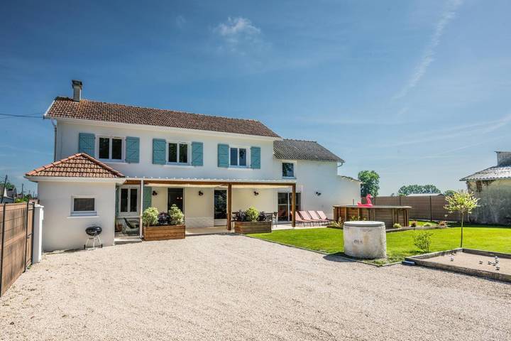 Location de vacances pour 8 personnes, avec Terrasse et Jardin ainsi que Piscine et Vue à Ger (Pyrénées-Atlantiques)