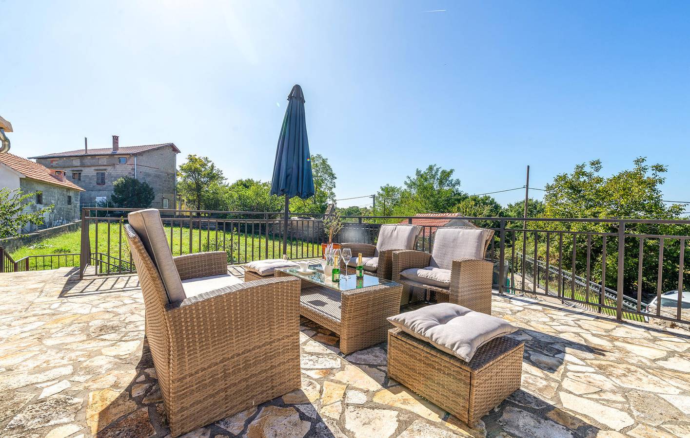 Charmante Unterkunft, 1 km von Benkovac entfernt: Gemütliche 2-Zimmer-Wohnung mit Pool und Terrasse in Benkovac, Grad Benkovac