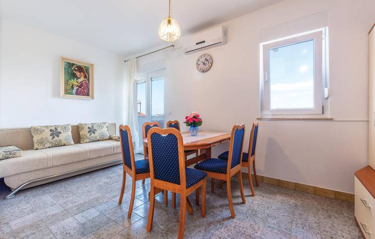 Apartamento vacacional entero, Acogedor apartamento con terraza, cocina y aparcamiento cerca de la playa de La Méridien in Podstrana, Condado de Split-Dalmacia