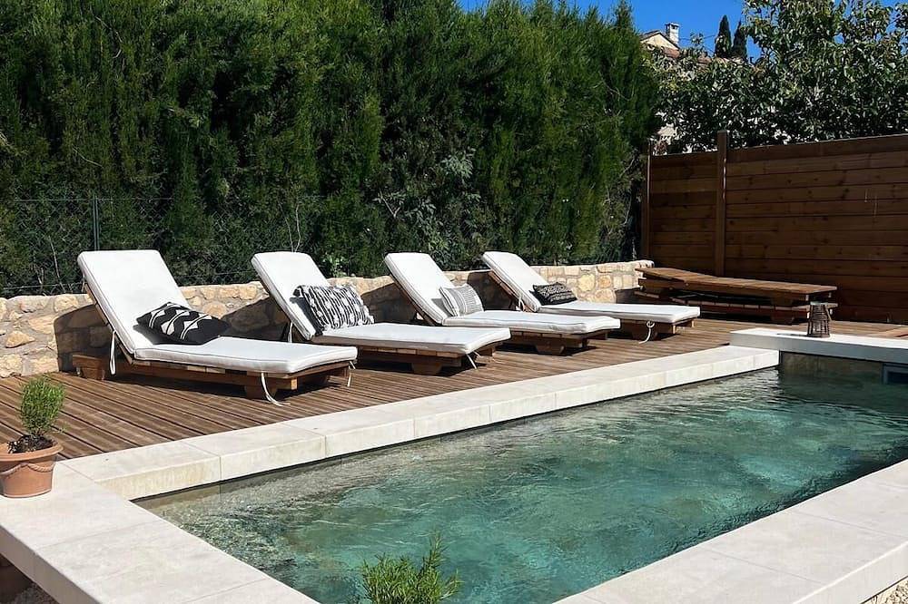 Stone house in the heart of the village with pool and garden, Provence charm in Fontvieille, Arles region