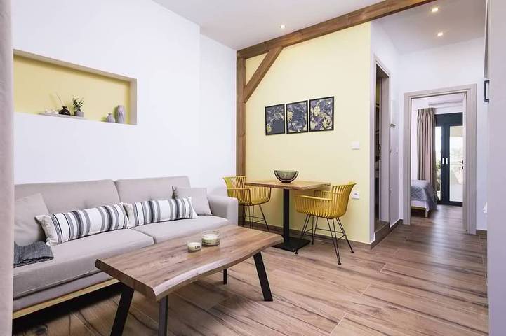 Ferienwohnung für 3 Personen, mit Garten und Pool sowie Terrasse